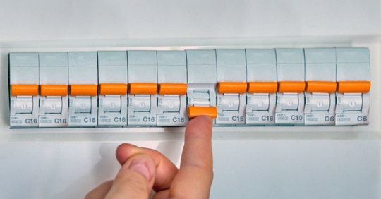 hand flipping circuit breaker